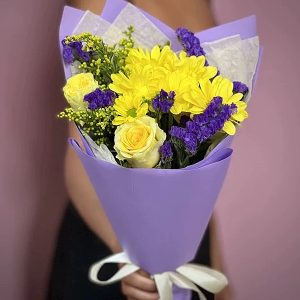 Bouquet of yellow roses and mums